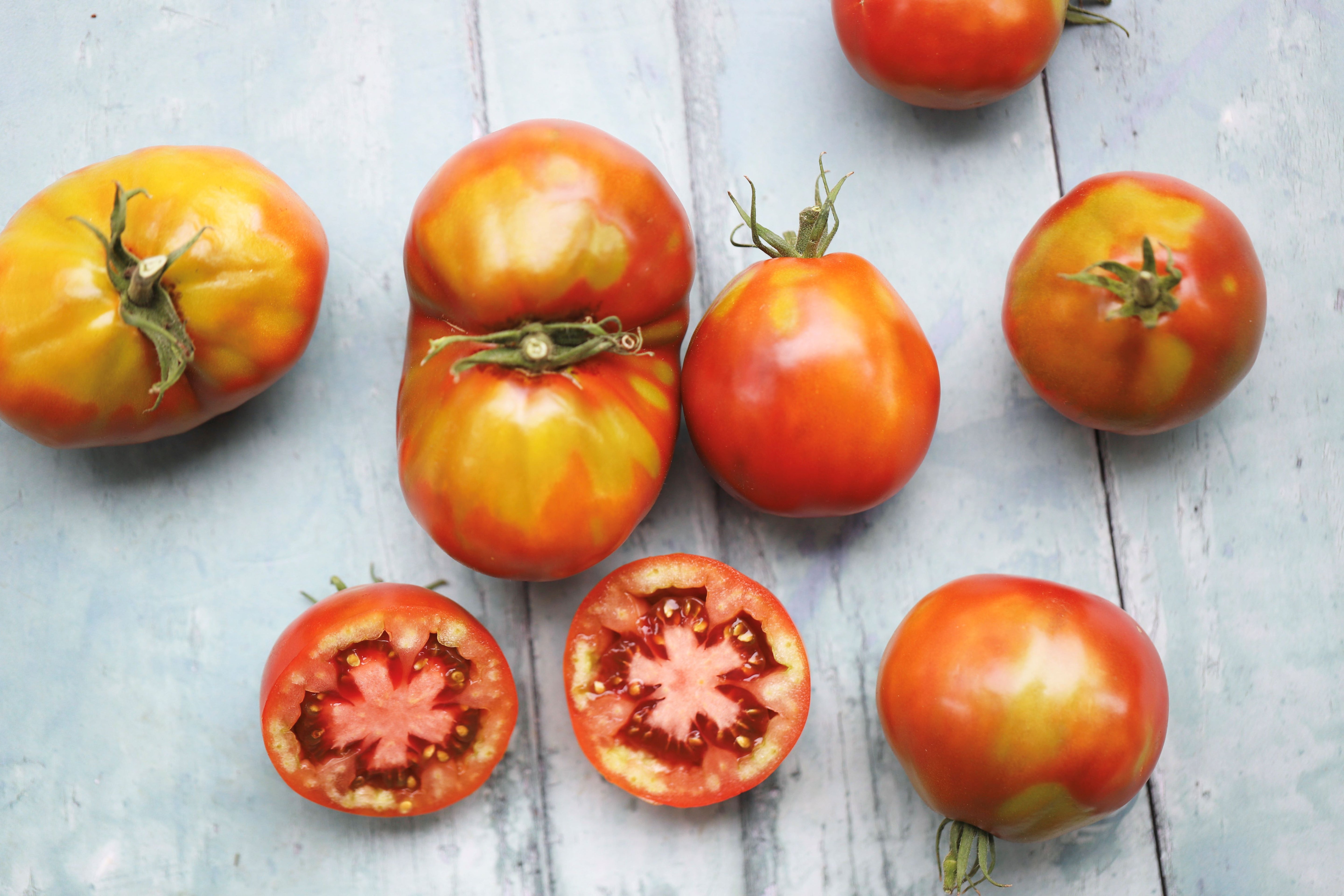 Tomatene kan variere i størrelse, men den gode smaken er den samme.